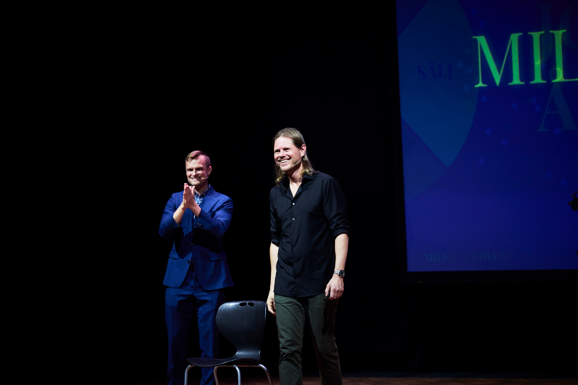 Johan Åberg och Jonathan Ljungqvist på scenen under Miljonshowen