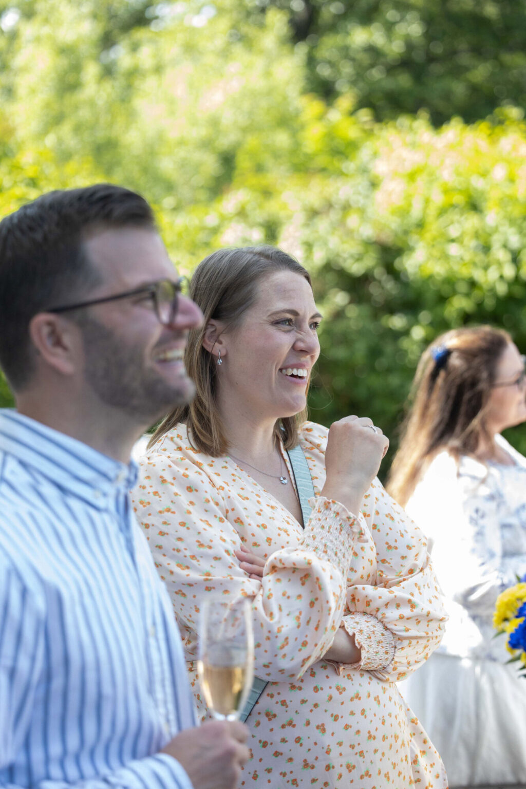 Glada samtal på sommarfesten