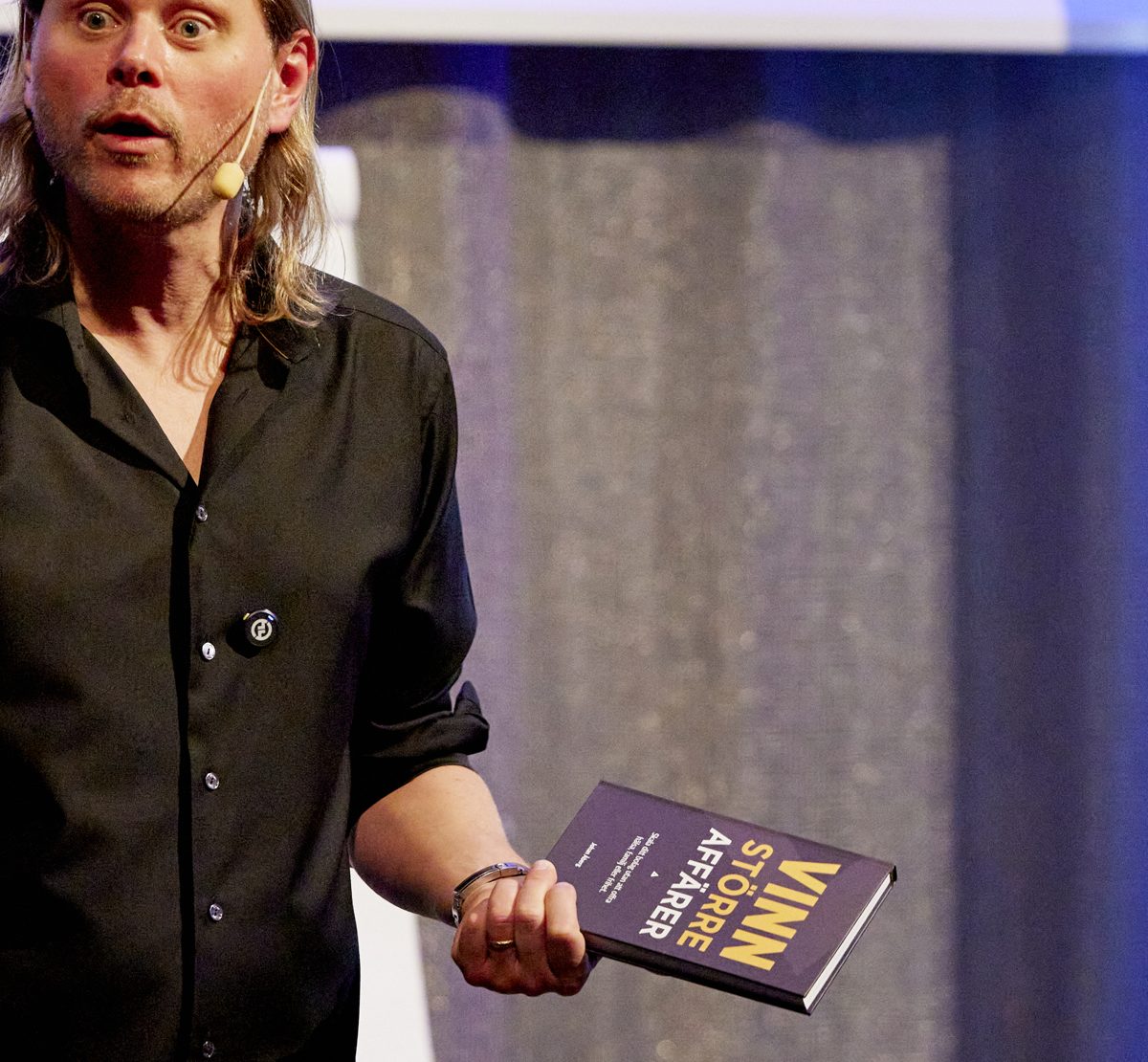 Johan Åberg med boken Vinn större affärer i handen