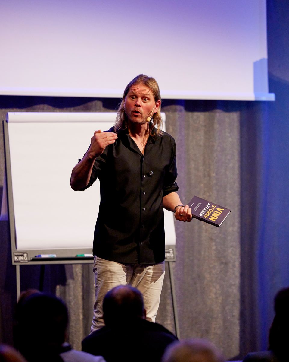 Johan Åberg på scenen i Göteborg