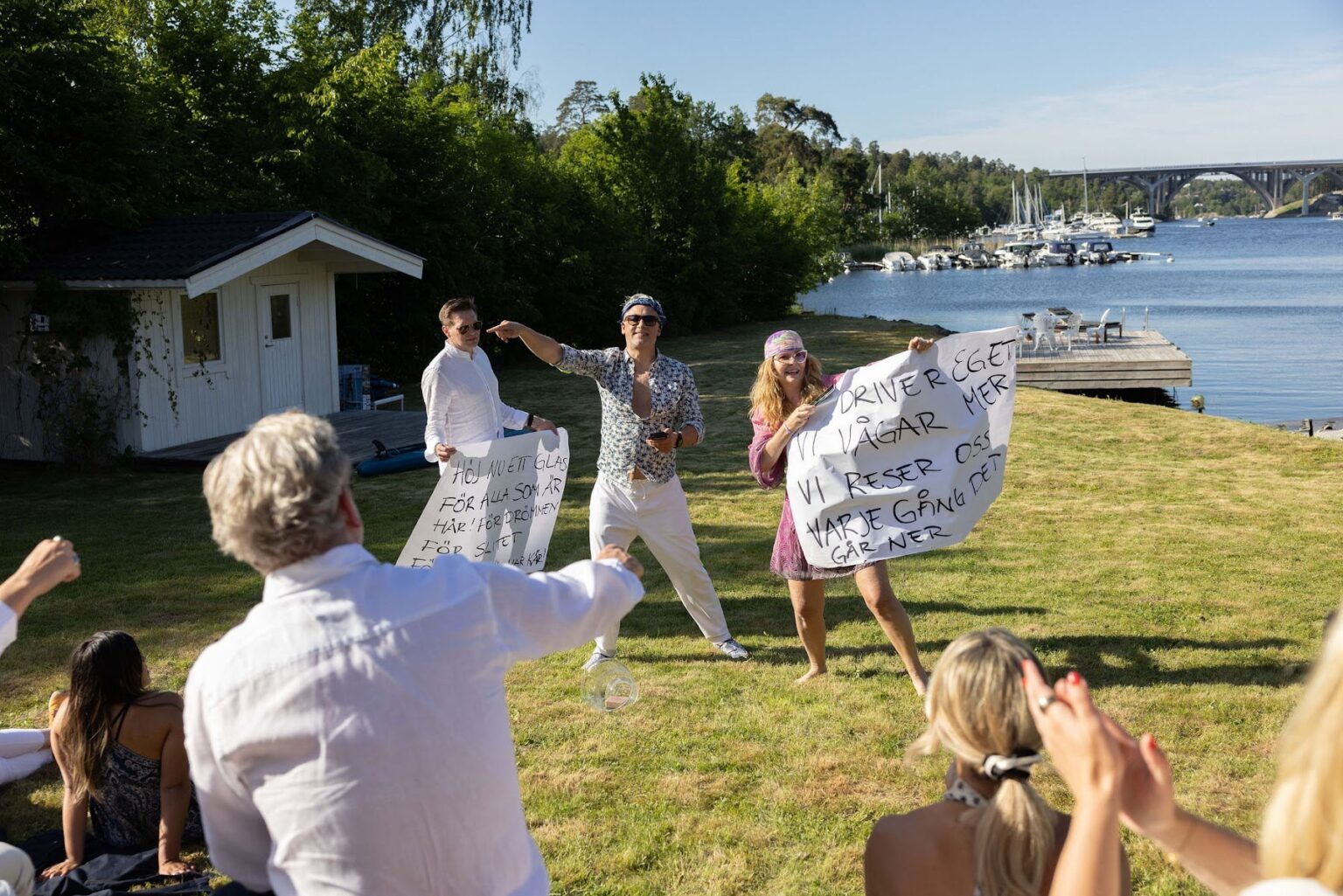 Lek på gräsmattan vid vattnet under sommarfesten