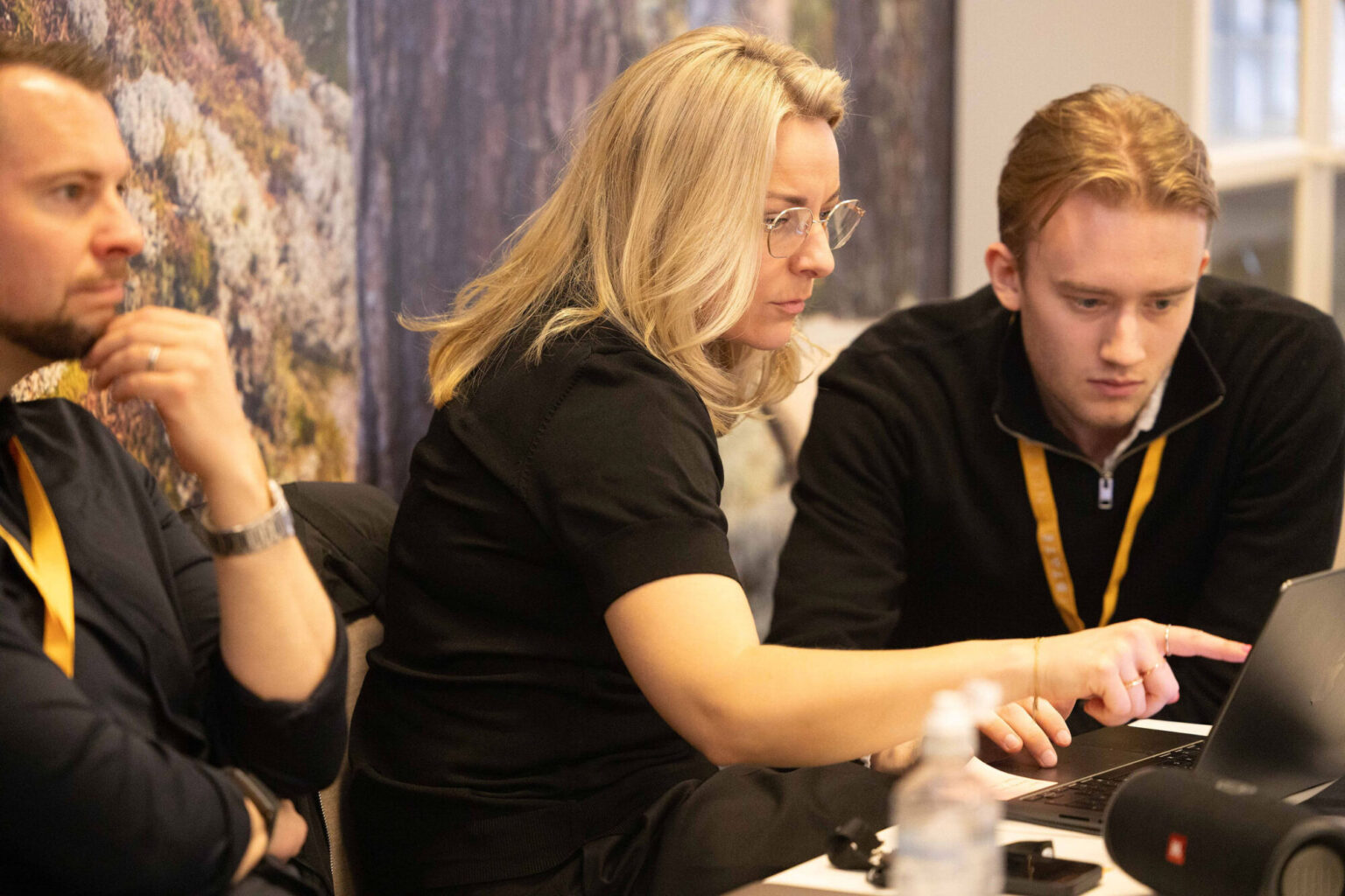 Medlemmar arbetar tillsammans vid datorn på bootcamp